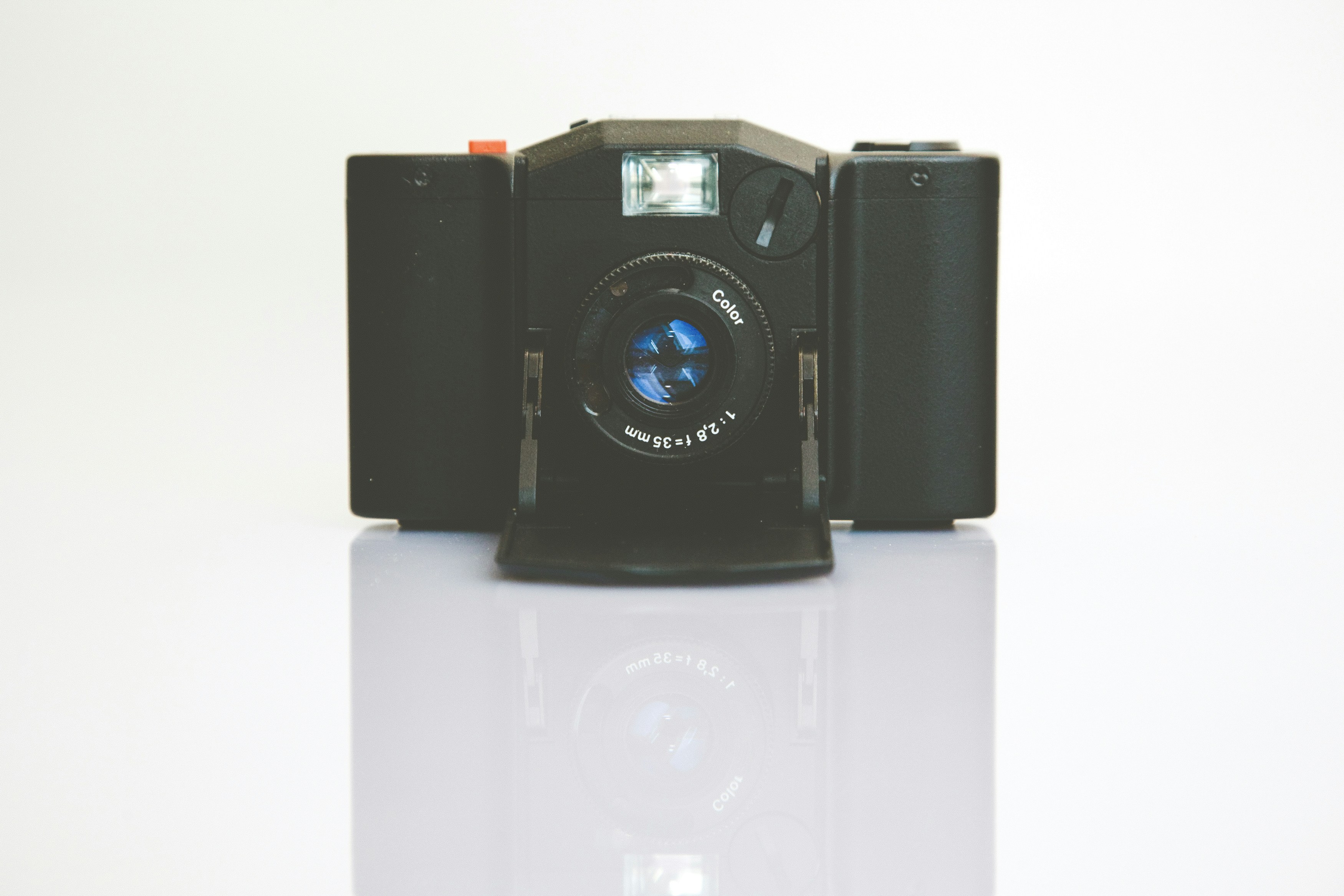 The Evolution of Compact Flagship Strategy in 2026: On‑Device AI, Thermal Design, and Accessory Ecosystems