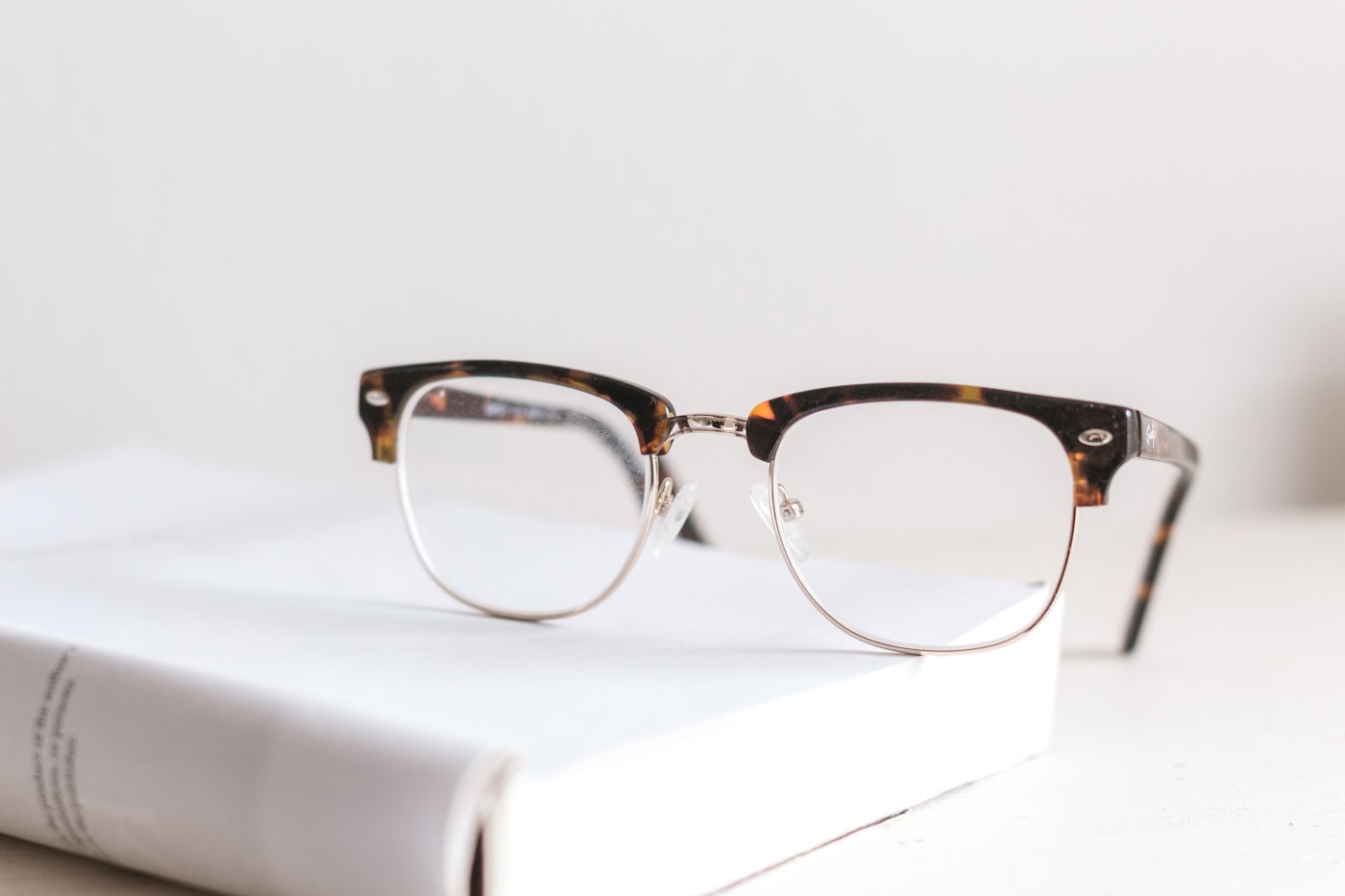 Persona feliz con lentes