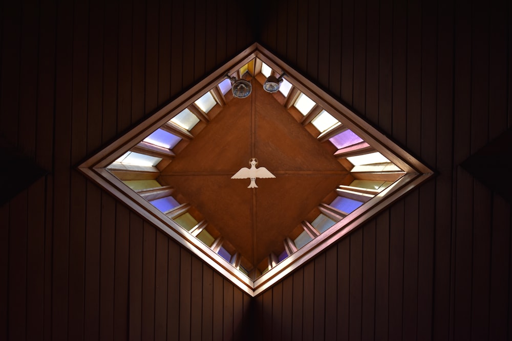 Decorazione triangolare marrone e viola con arte dell'uccello colomba
