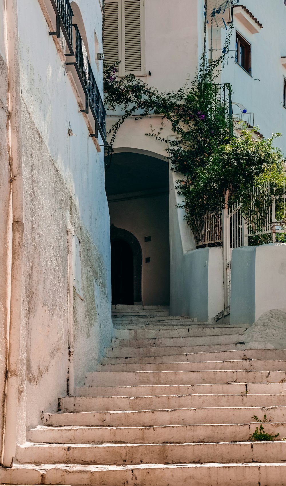 Weiß gestrichene Betontreppe führt zur Tür