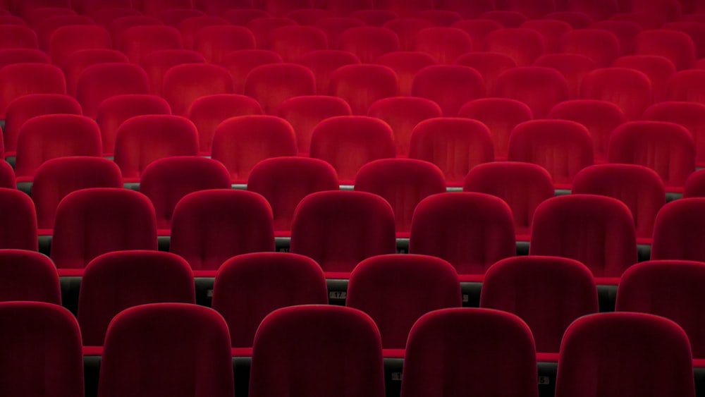 빨간 패딩 극장 의자