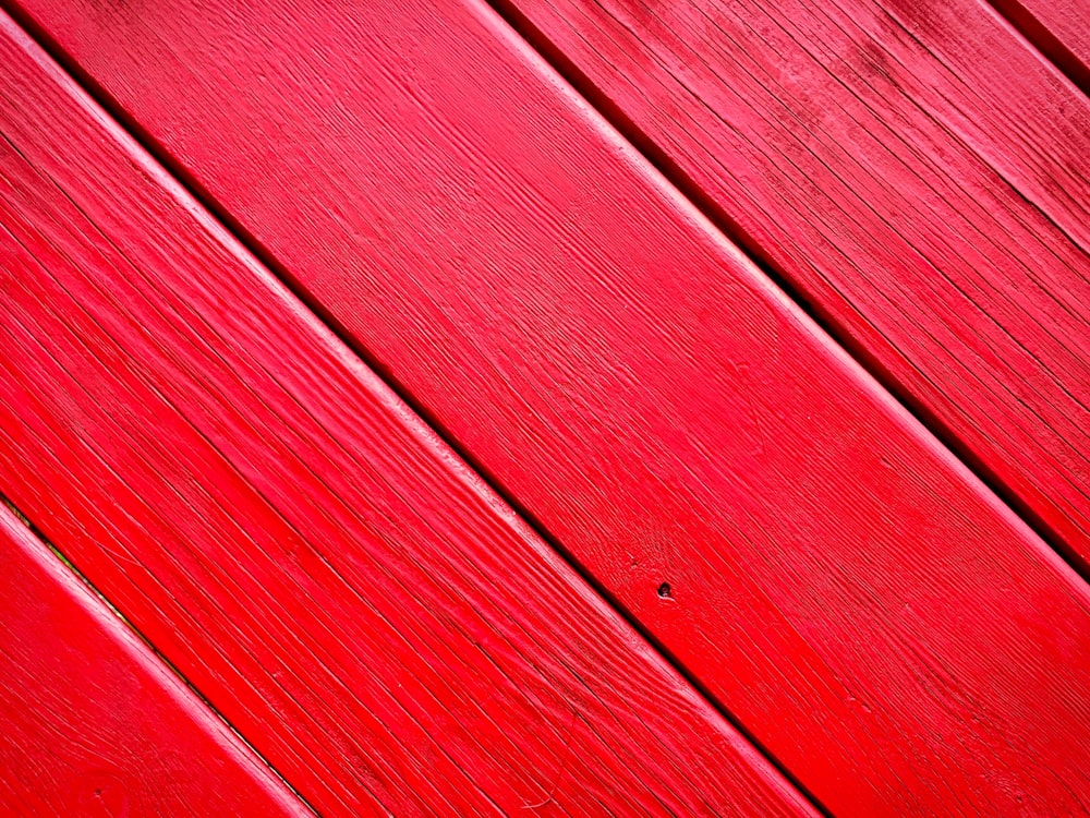 赤い木の板