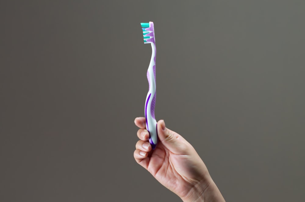 brosse à dents violette, verte et blanche