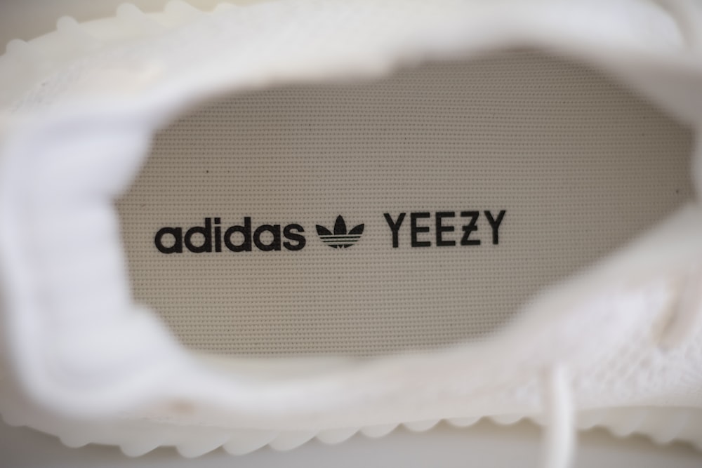 foto de enfoque selectivo de las zapatillas adidas Yeezy