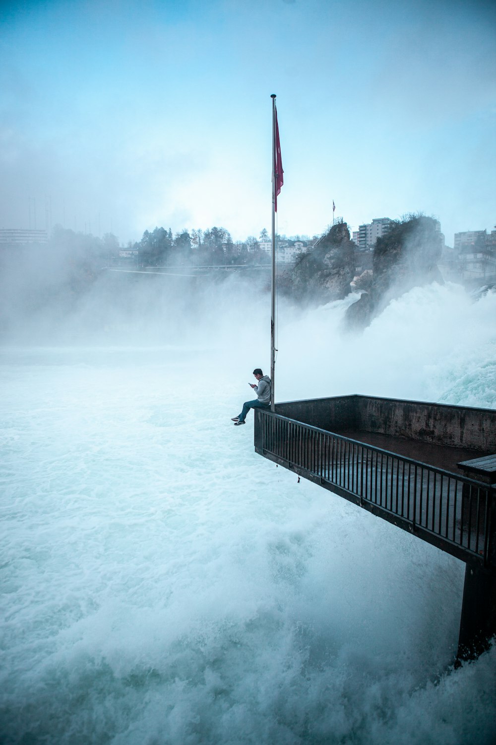 homme assis sur le quai en bois