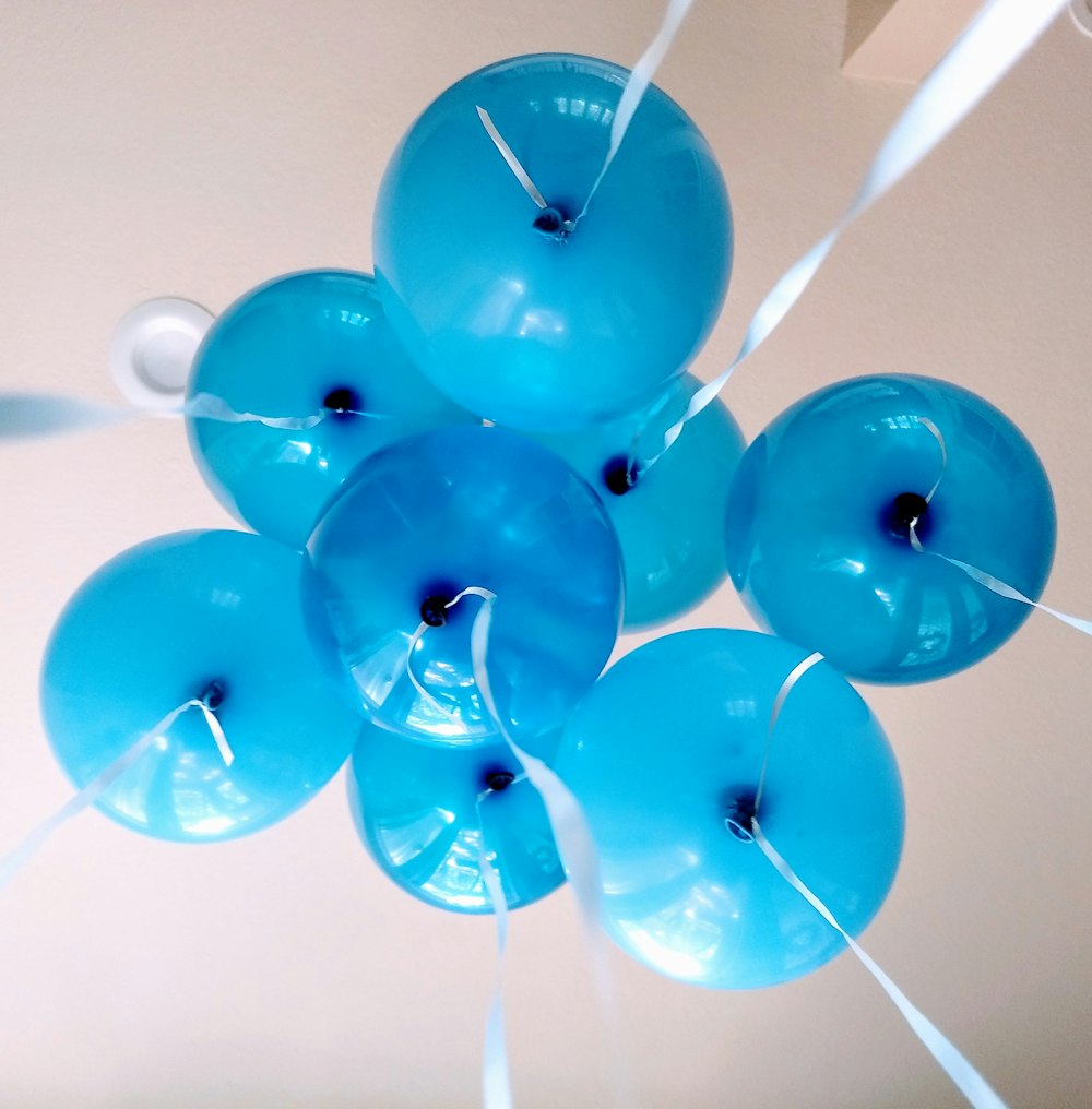 foto de baixo ângulo de balões azuis