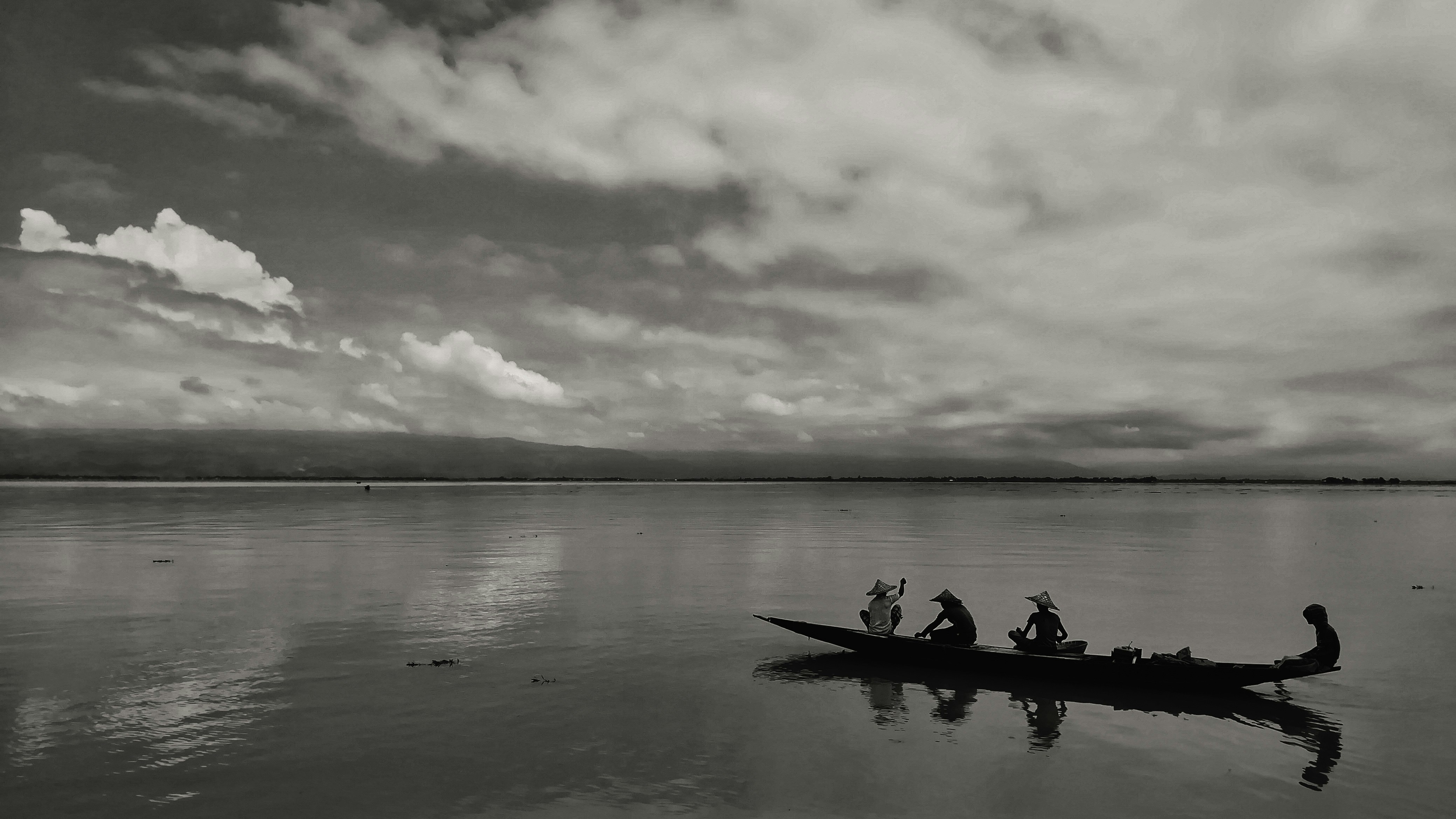 foto siluet pria mengendarai perahu