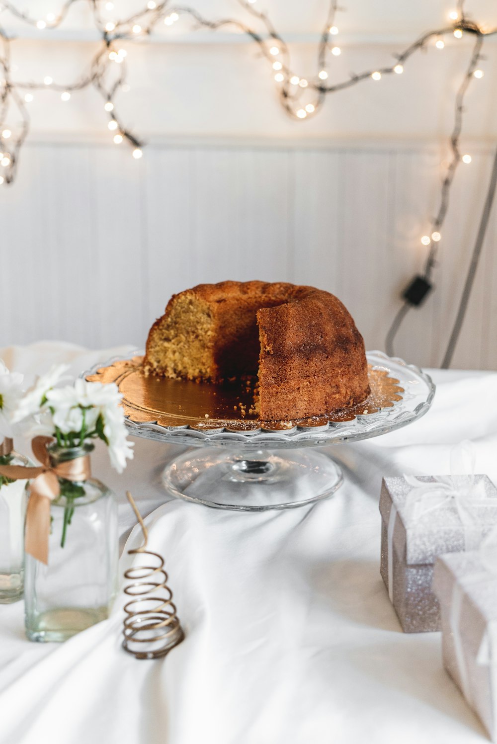 cake on stand