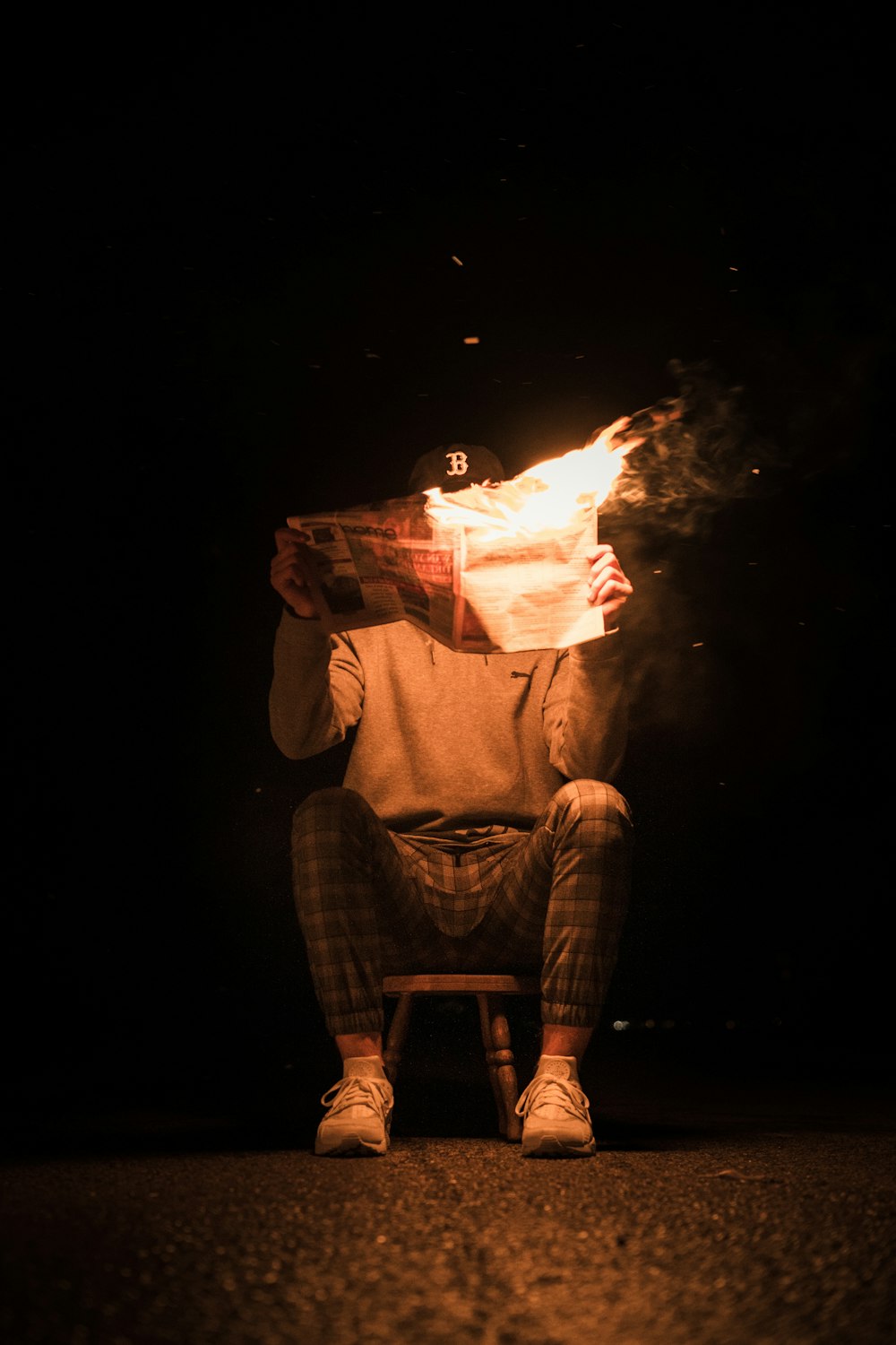 Mann mit brennender Zeitung