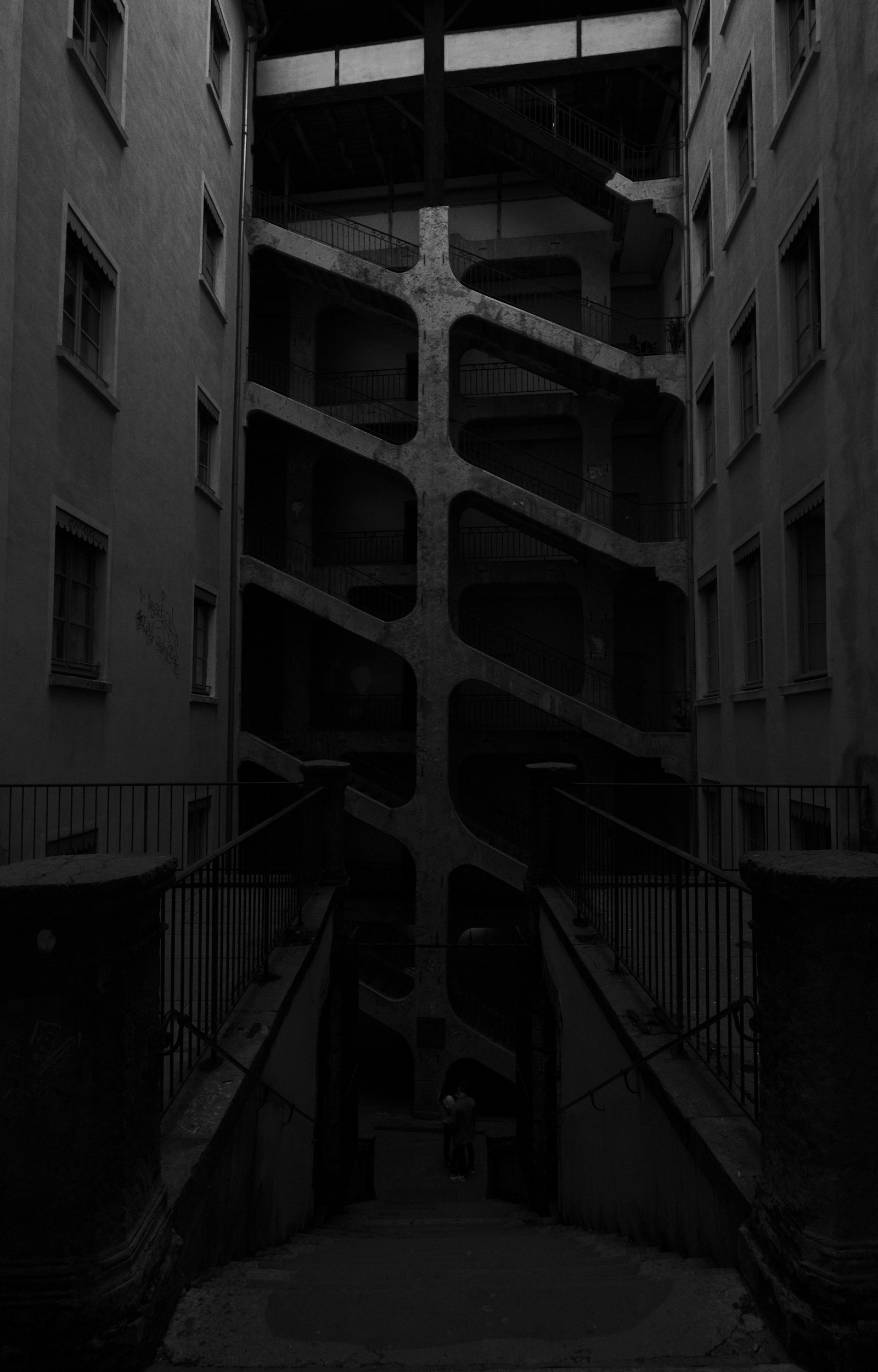 Canon EOS 700D (EOS Rebel T5i / EOS Kiss X7i) + Tokina AT-X Pro 12-24mm F4 (IF) DX sample photo. Grayscale photo of building photography