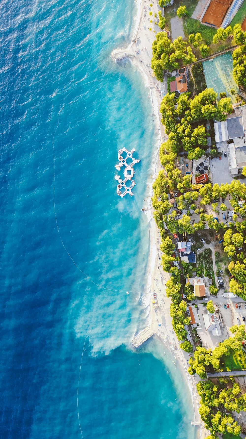 Fotografía aérea de la orilla del mar