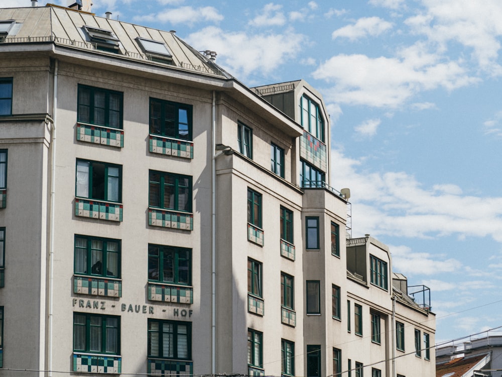 edificio in cemento bianco