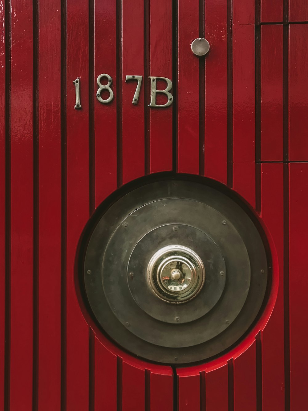 金属製のノブが付いた赤いドアのクローズアップ