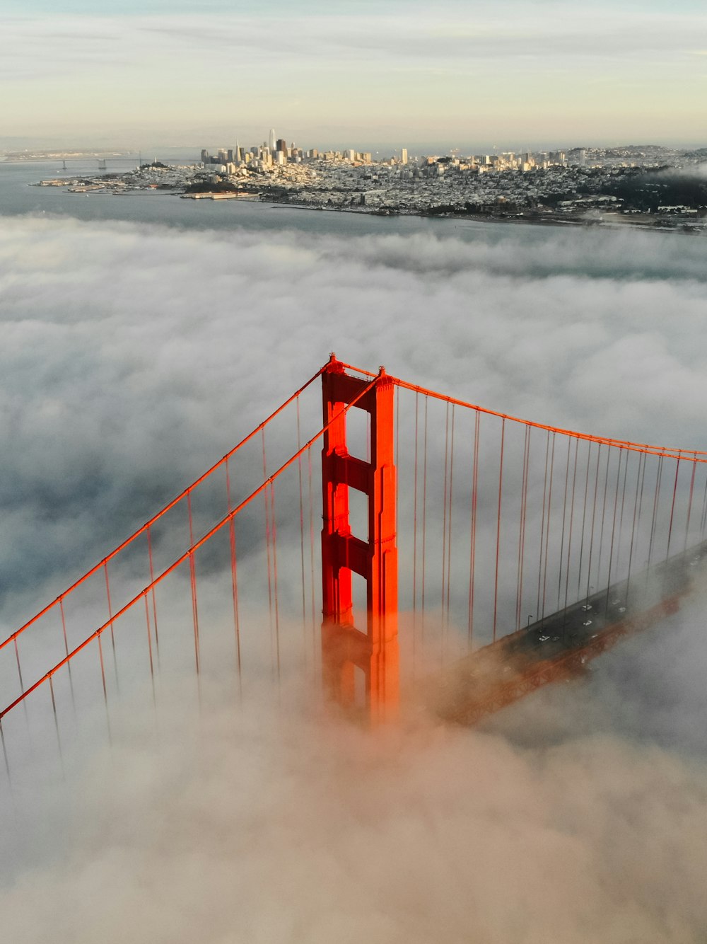 fotografia aérea da ponte vermelha nebulosa