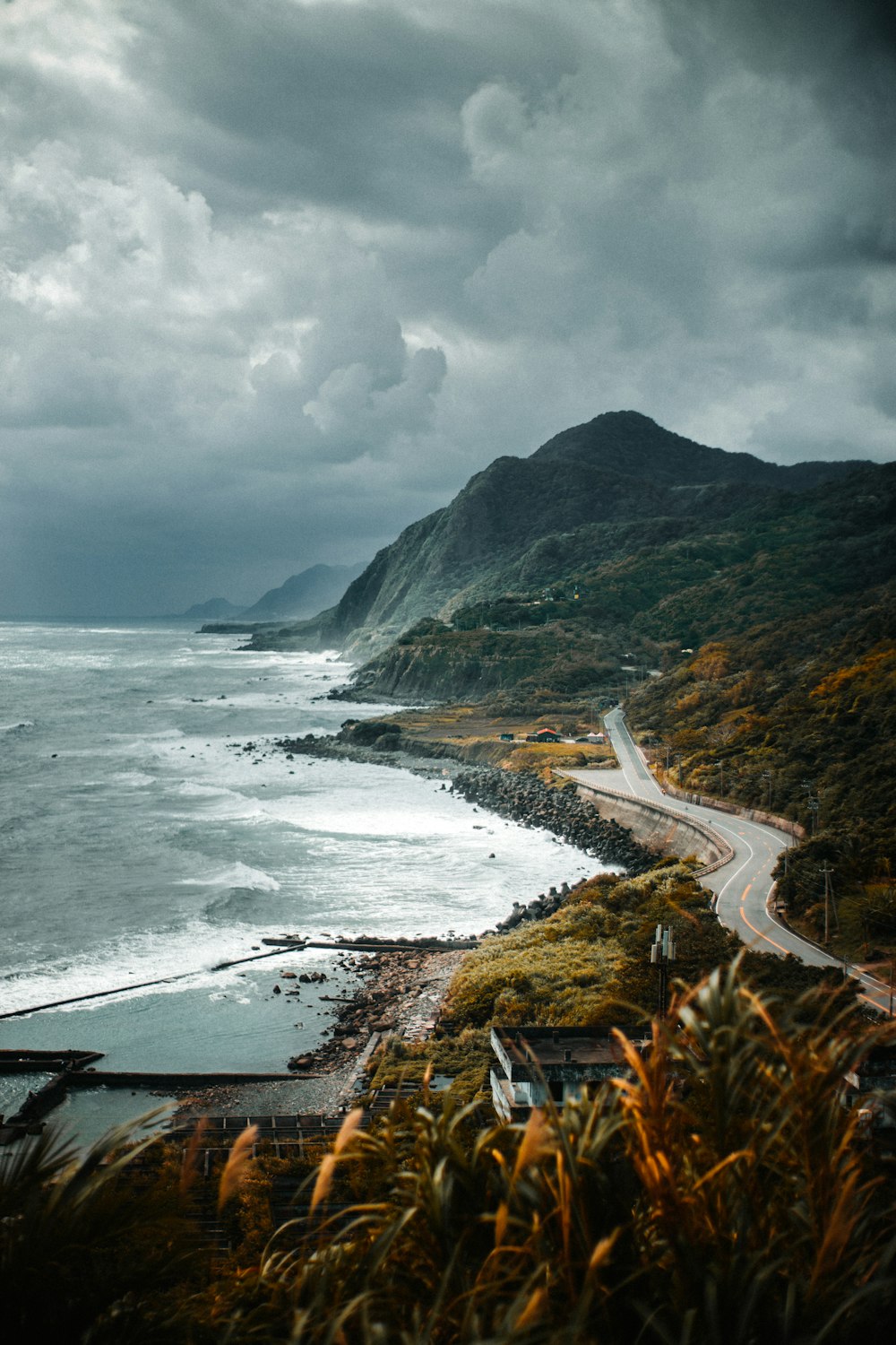 海岸に打ち寄せる波の鳥瞰写真