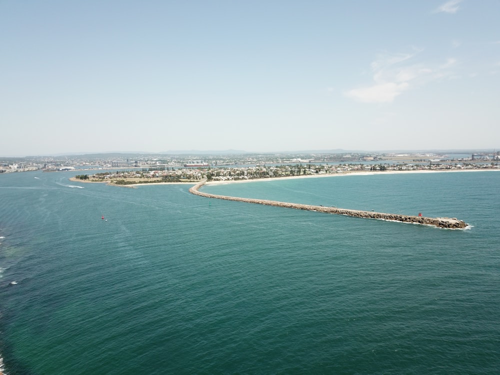 Cuerpo de agua bajo el cielo gris