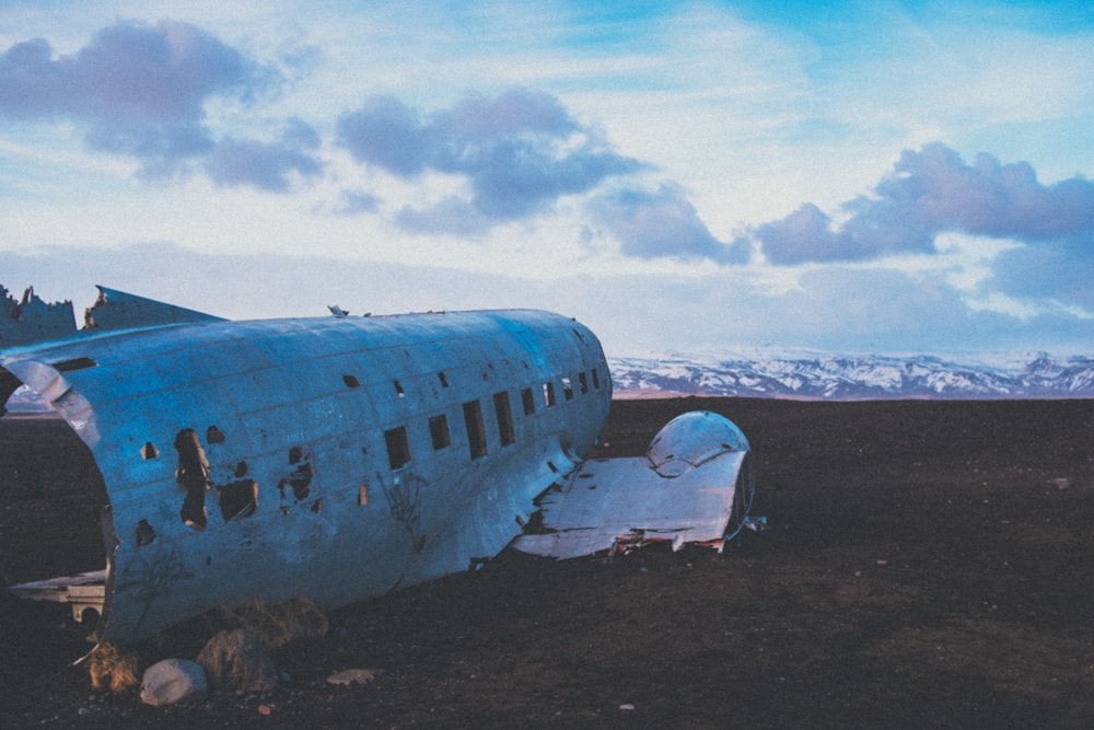 épave d’avion sur le sable