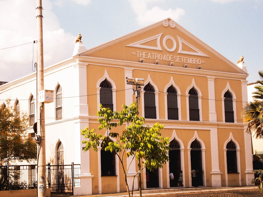 Edificio marrón y blanco