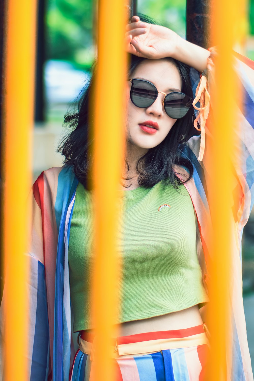 fotografía de enfoque selectivo de mujer con gafas de sol