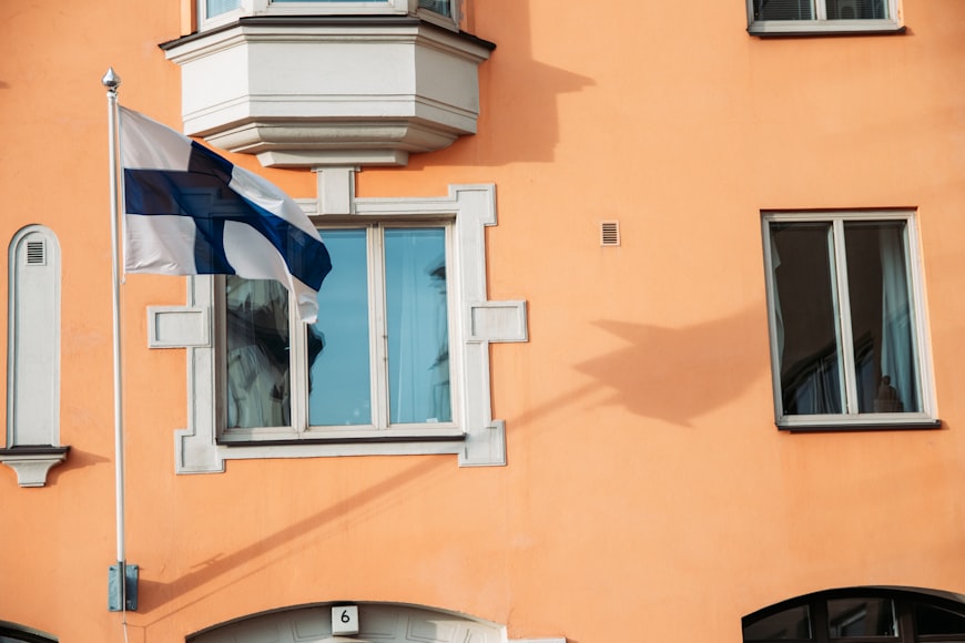 Bandera de Finlandia izada