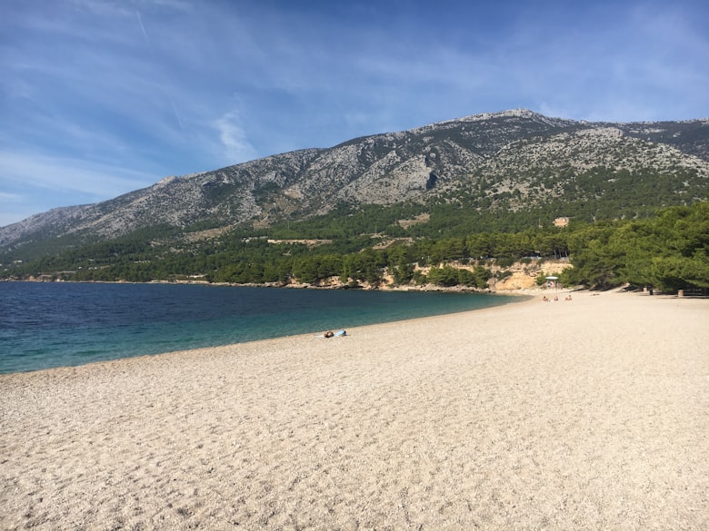 Zee naast de bergen bij Zlatni Rat op het eiland Brač