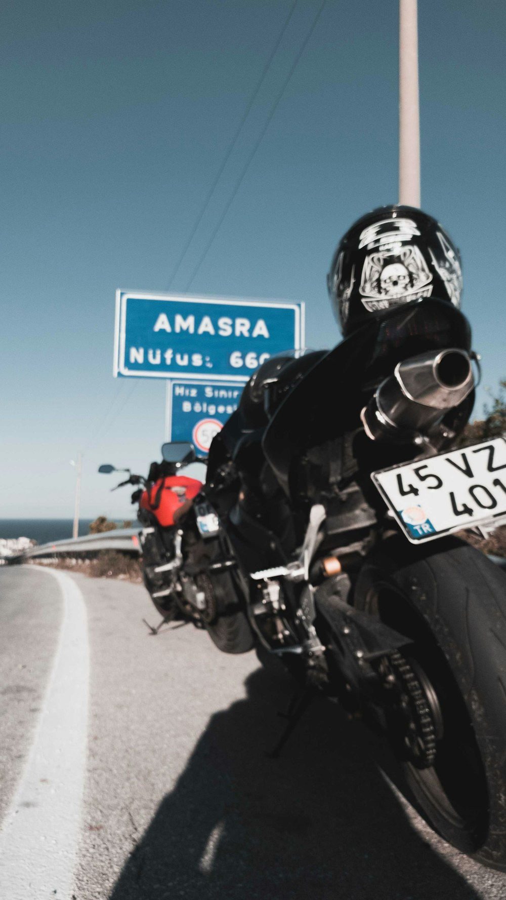 Motocicleta negra durante el día