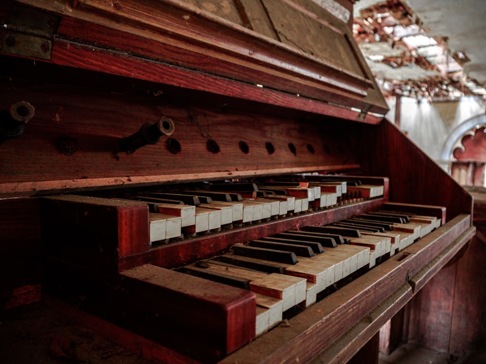 brown wooden piano