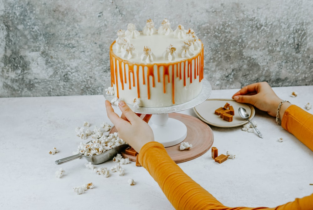 round white coated icing cake