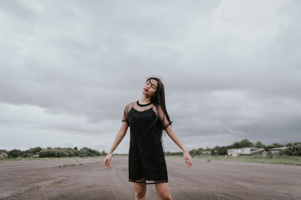 Mujer con vestido negro durante el día