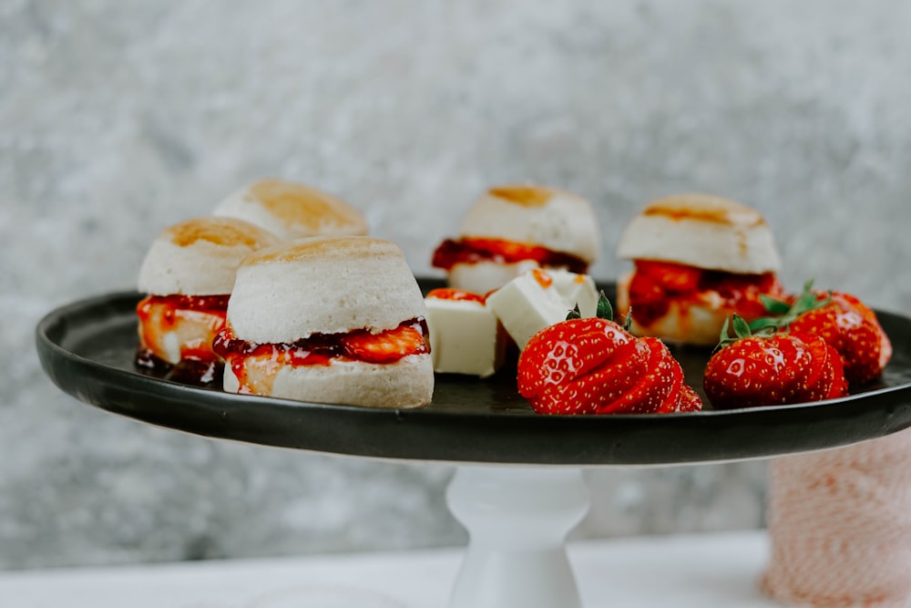 Fotografía de enfoque selectivo de pastelería y fresas en plato