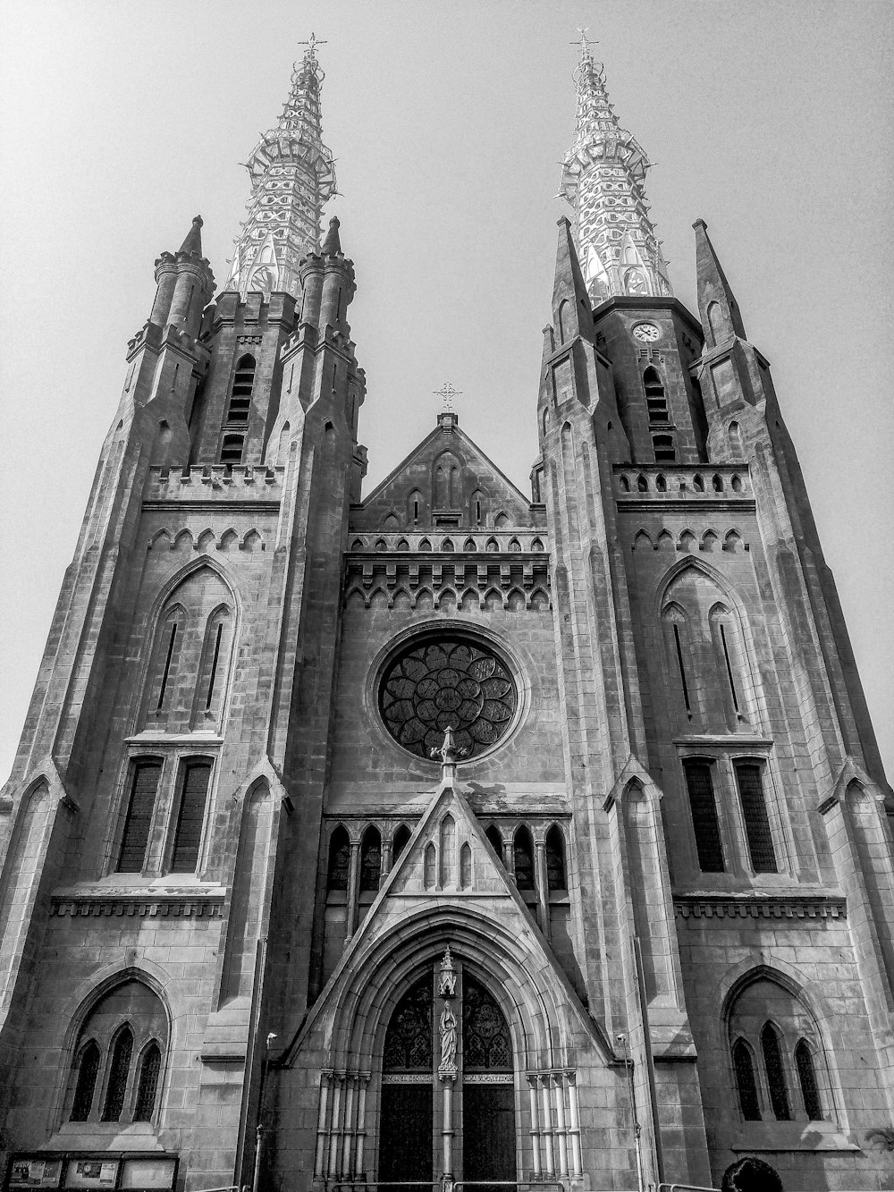 fotografia in scala di grigi della cattedrale