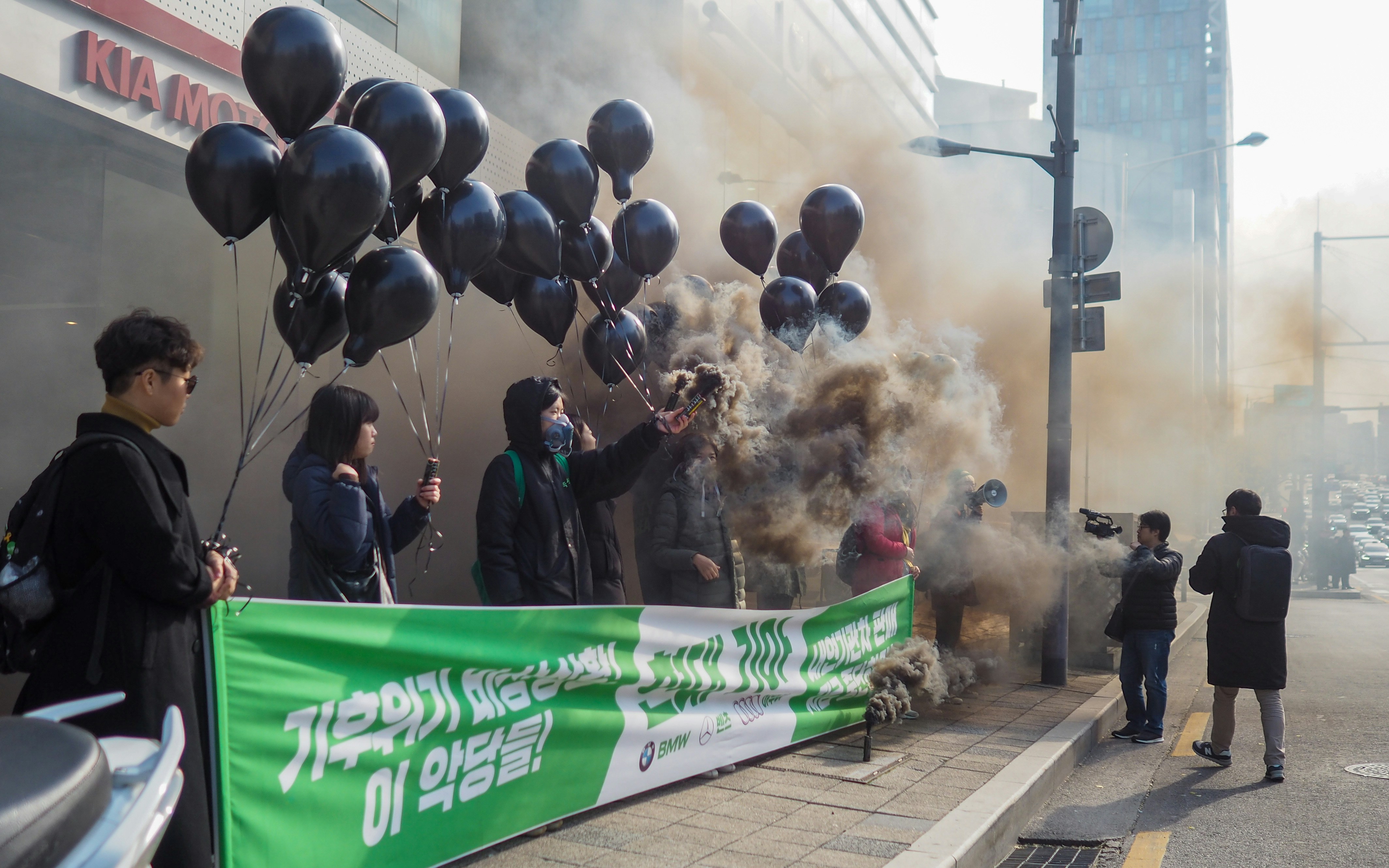 Personnes sur le trottoir tenant des ballons
