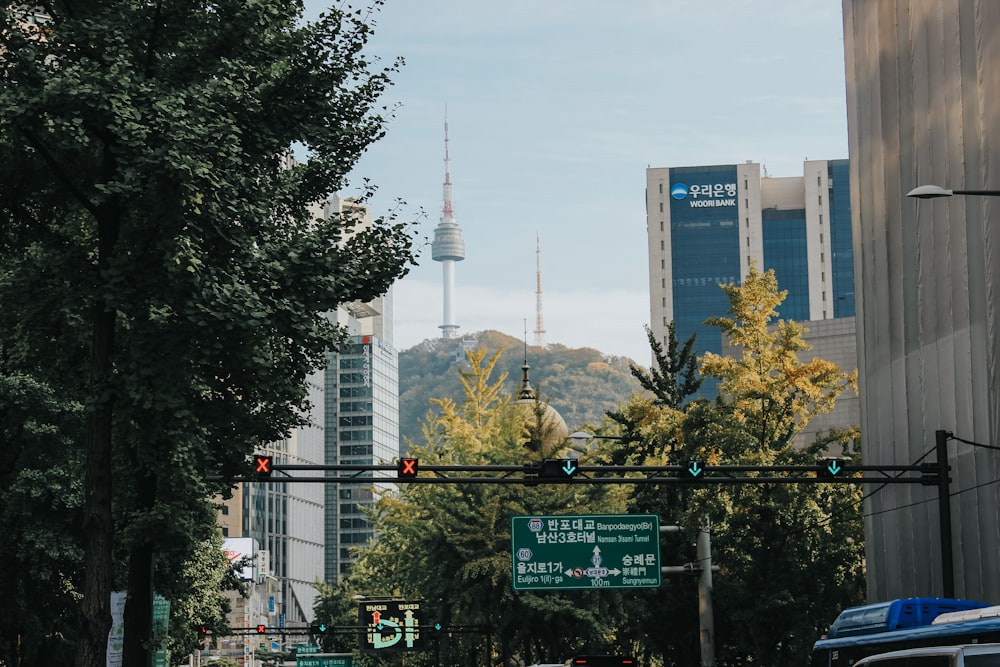 Señalización verde que cuelga sobre la carretera