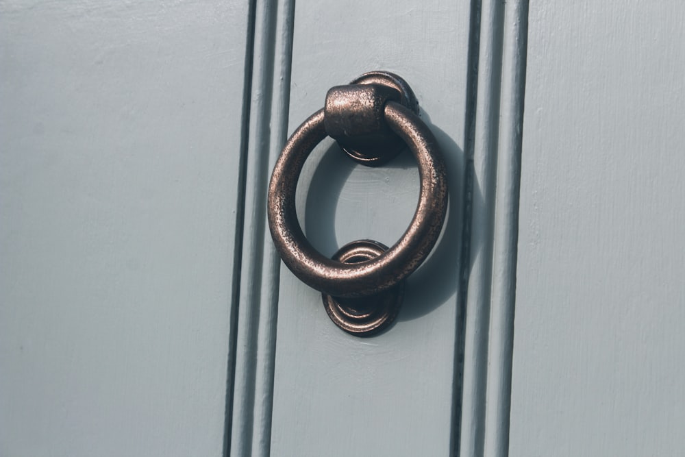 closeup photo of door knocker