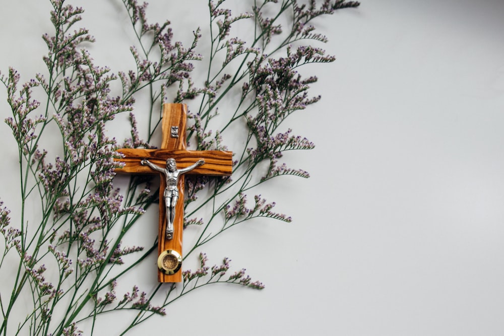 Crucifijo en la pared con flores