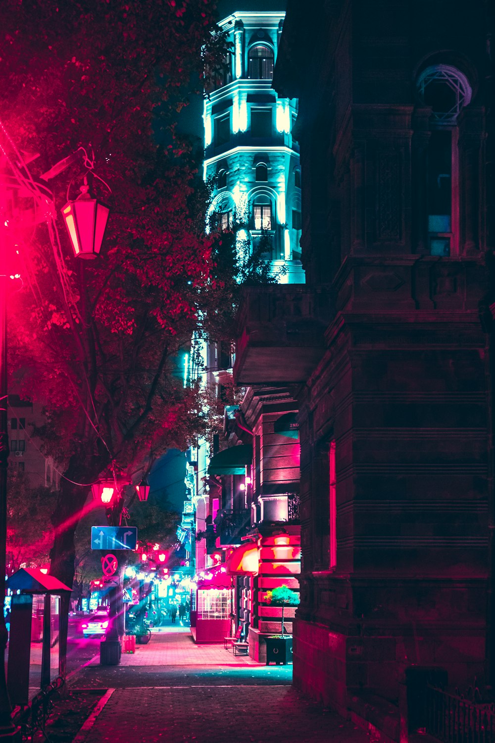 Photographie de bâtiment blanc et brun pendant la nuit