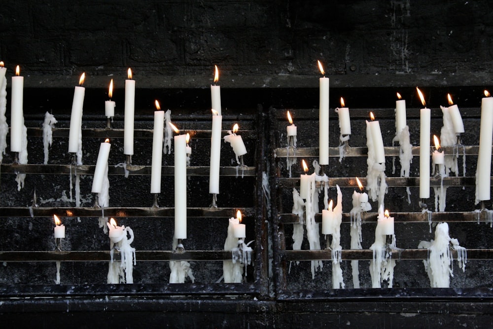 velas de pilar acesas