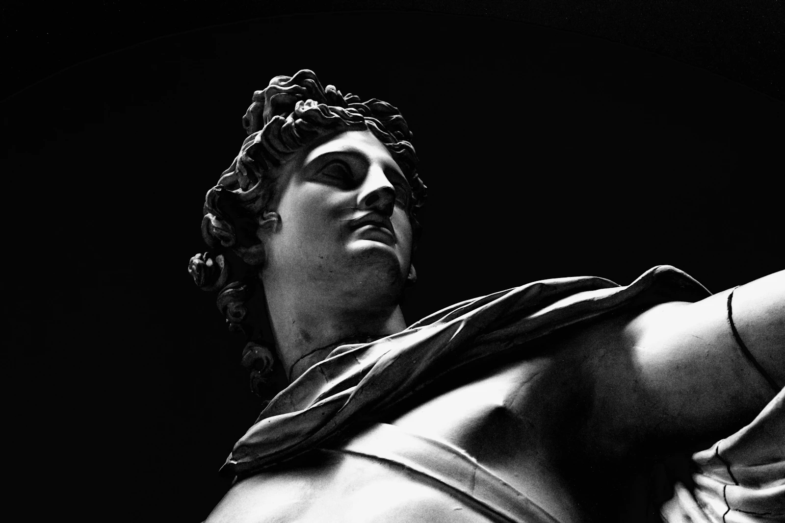 Escultura griega de mármol en penumbra