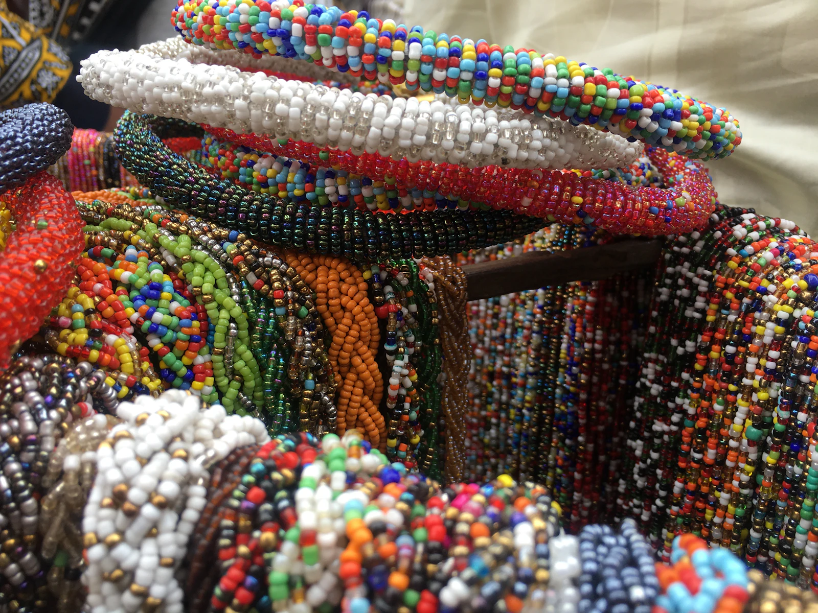 Collares de mostacilla de muchos colores colgados