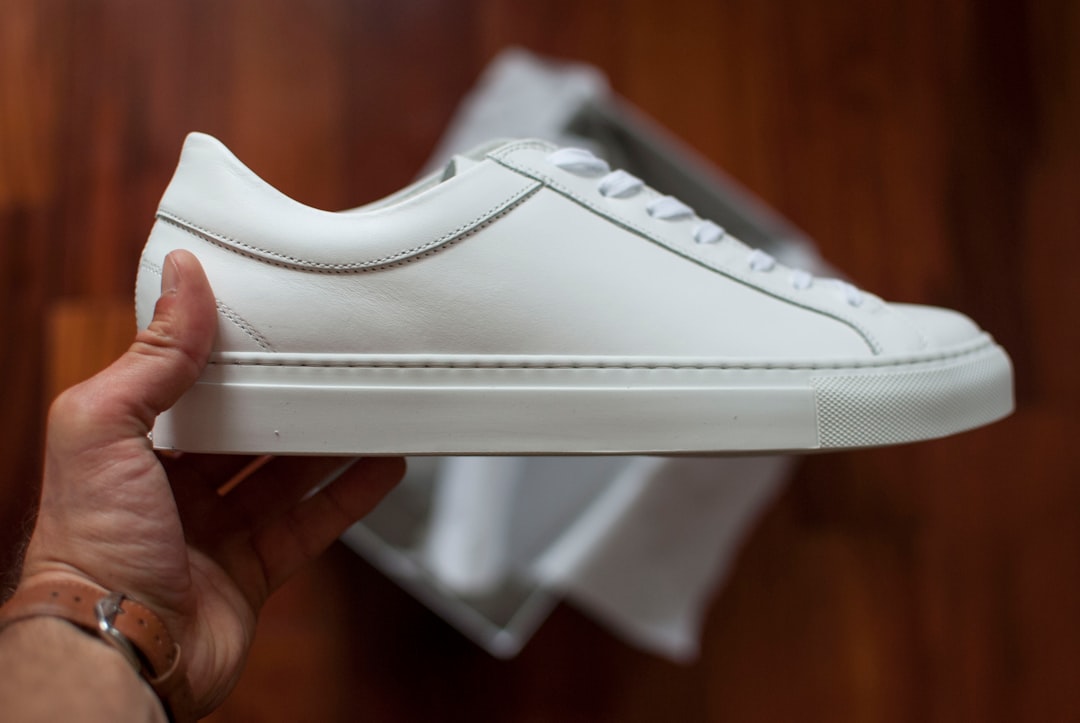 unpaired white low-top shoe