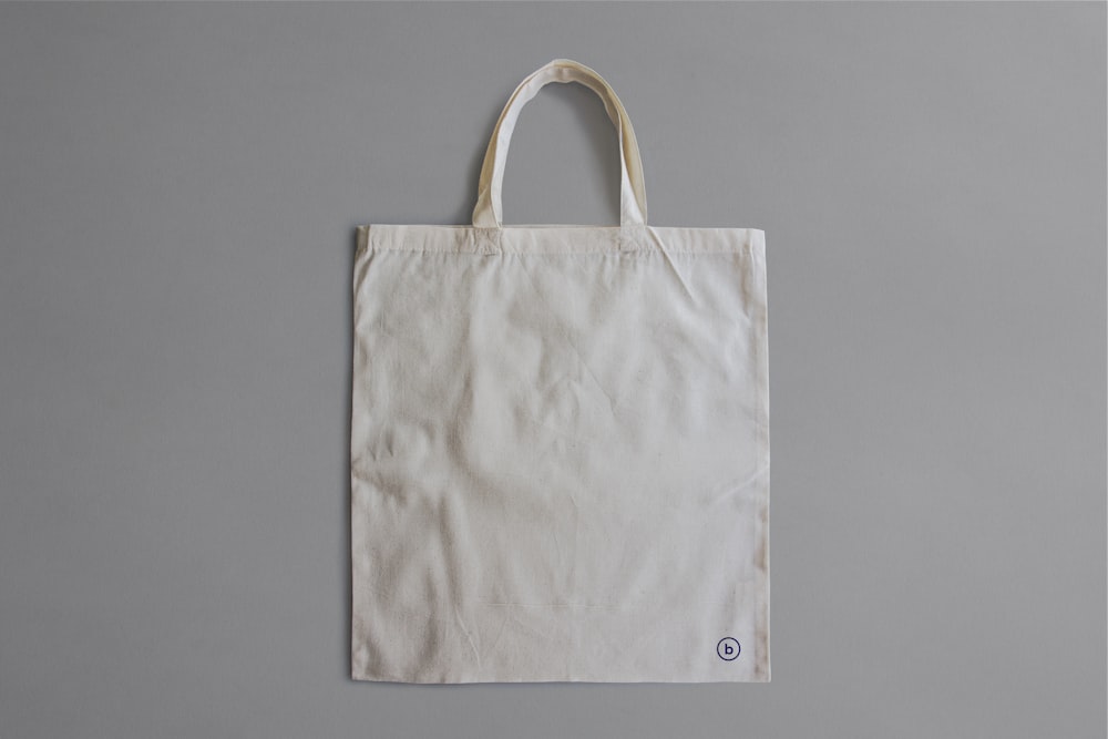 Sac réutilisable blanc sur surface grise