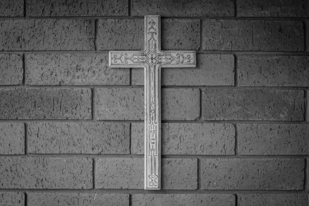 cruz blanca colgada en la pared