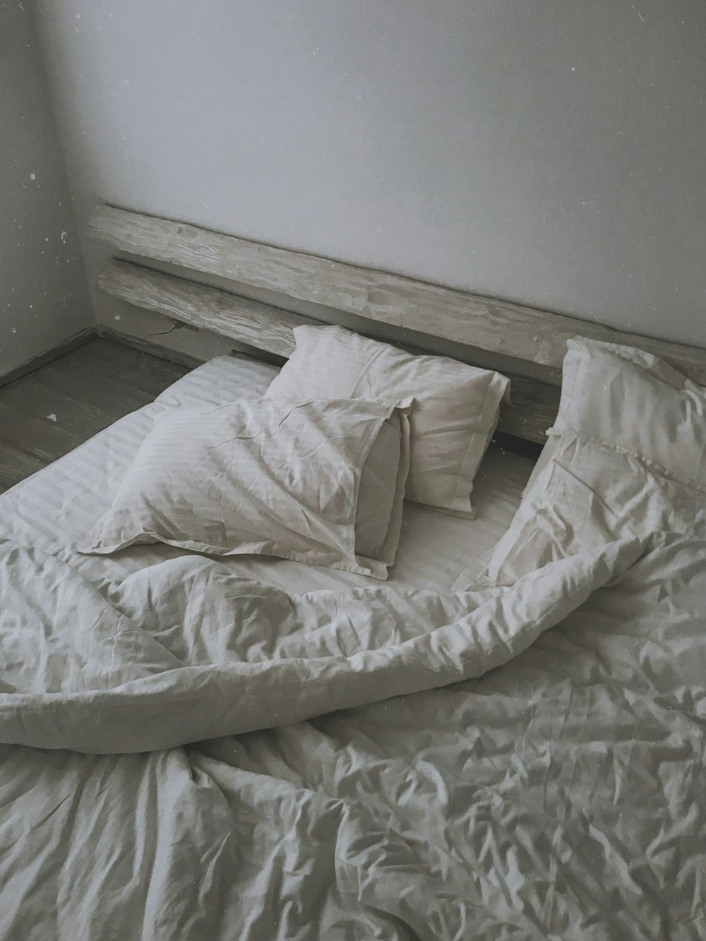 almohadas blancas y manta en la cama