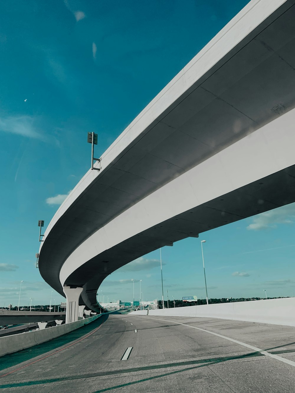 Tagsüber graue Autobahn