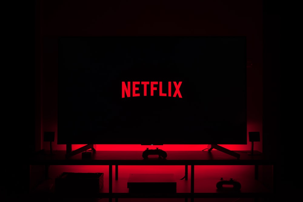 televisão de tela plana exibindo o logotipo da Netflix