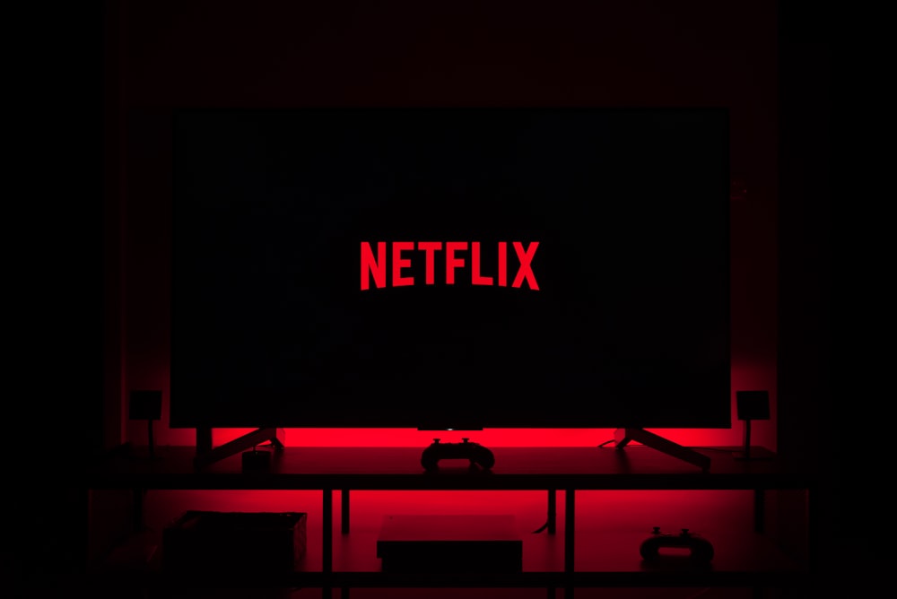Netflixのロゴを表示するフラットスクリーンテレビ