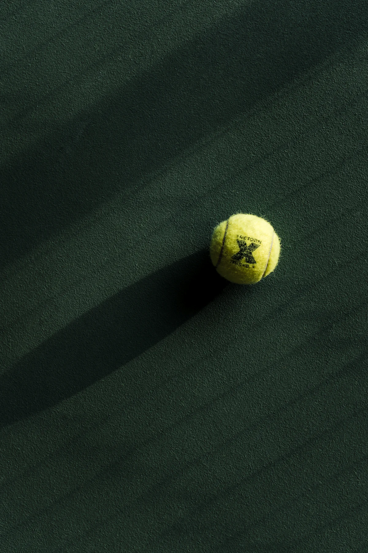 Pelota de pádel sobre la moqueta de una pista