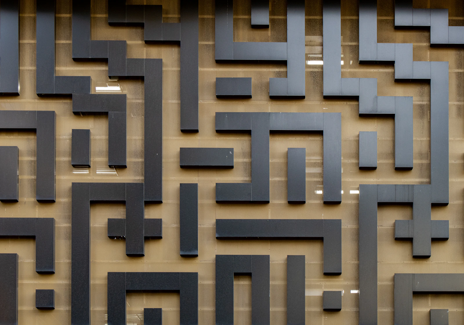 Dark maze walls, representing the red flags and dead ends of a bad guest posting service