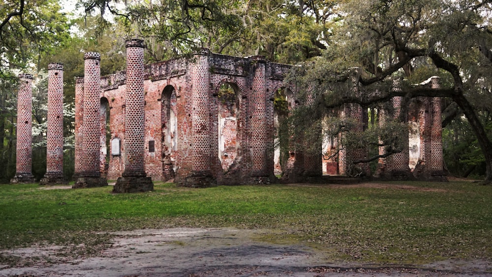 edifício marrom perto de árvores verdes