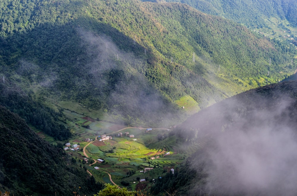 Photo aérienne de montagnes pendant la journée